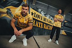Lars Bünning und Nils Fröling vor einer Graffiti-Wand mit der Aufschrift LOVE DYNAMO - HATE RACISM