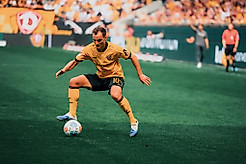 Jakob Lemmer im Ballbesitz bei dem Heimspiel gegen den 1. FC Magdeburg im Rudolf-Harbig-Stadion.