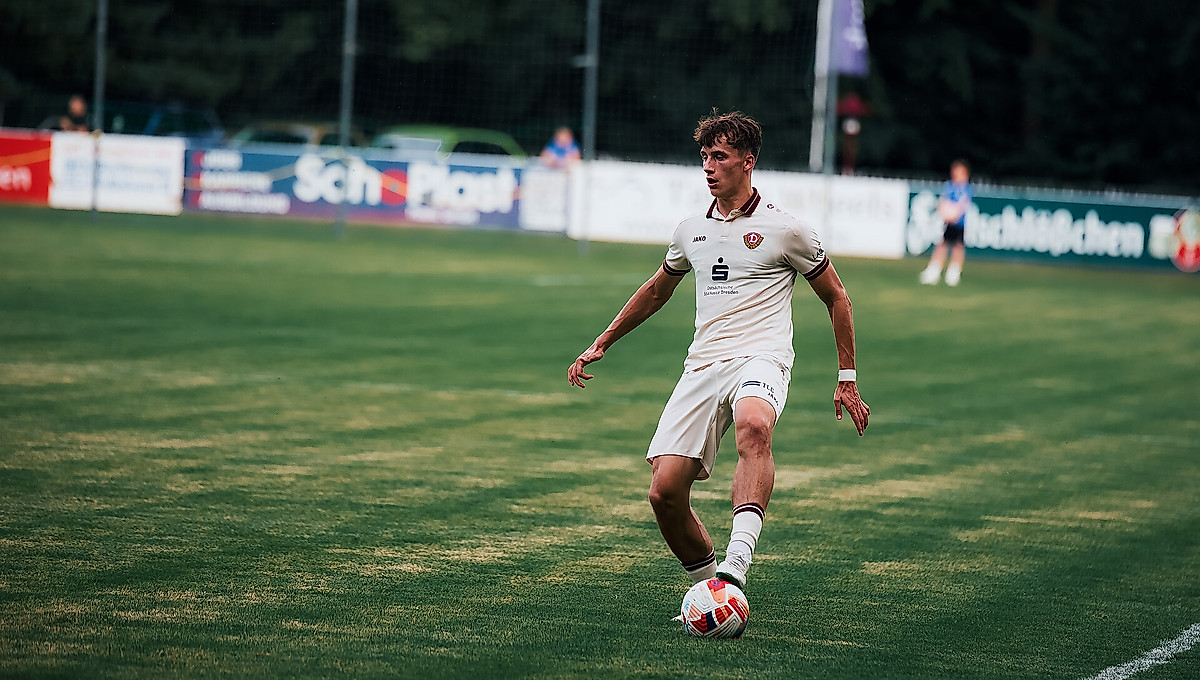 U21-Spieler Artur Willi Herrmann mit dem Ball am Fuß auf dem Rasen.