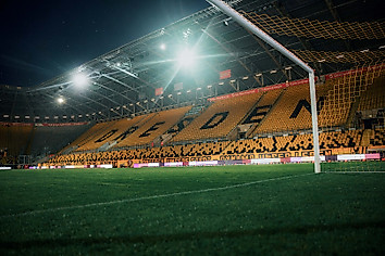 Das leere Rudolf-Harbig-Stadion bei Flutlicht.