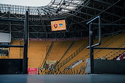 Ein Blick aus dem Zugangsbereich ins Rudolf-Harbig-Stadion.