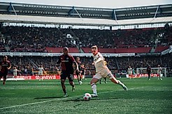 Jonas Sterner für Dynamo Dresden am Ball gegen den 1. FC Nürnberg