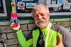 Ralf Klug fühlte sich nach eigener Aussage "sehr angesprochen" von unserem Aufruf, da er fast sein ganzes bisheriges Leben im Ausland verbracht hat und den Sport-Club dabei nie aus den Augen verloren hat – was es mit dem Huhn auf sich hat, muss er uns an anderer Stelle nochmal genau erzählen. 