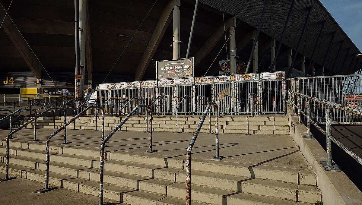 Der Aufgang zum Eingangsbereich Arnholdbad des Rudolf-Harbig-Stadions.
