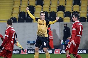 Harti tut es schon wieder: Dynamos Nummer 6 trifft nach einem Weihrauch-Freistoß zur Führung. | Foto: Steffen Kuttner