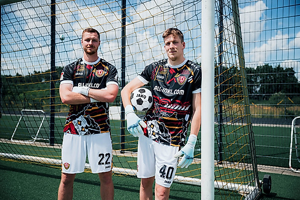 Lennart Grill & Elias Bethke in Dynamos Torwart-Trikot für die Saison 2026/27