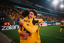Ben Bobzien umarmt Patrice Covic im Torjubel für Dynamo Dresden.