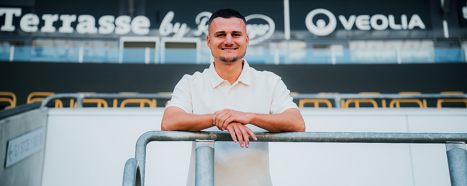 Jakob Lemmer auf der Tribüne des Rudolf-Harbig-Stadions.