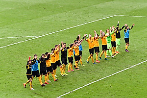 Die Mannschaft feiert mit den Fans nach dem Spiel.