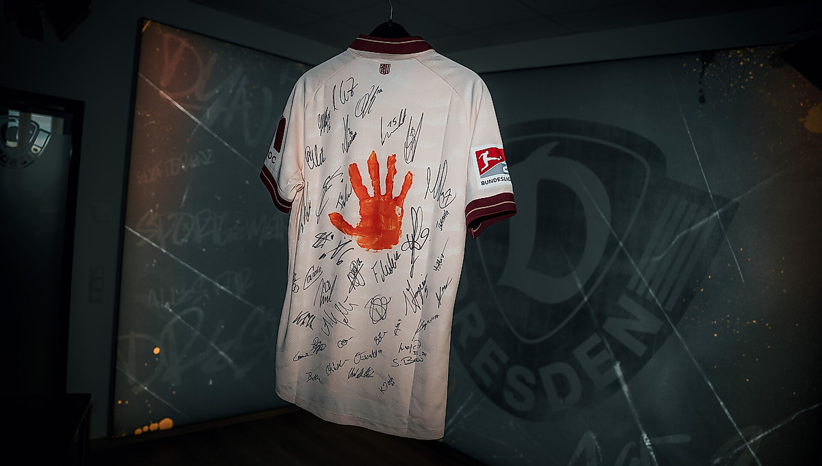 Das sandsteinfarbene Trikot der SGD mit einem orangenen Handabdruck und den Unterschriften des Zweitligateams sowie der Frauenmannschaft.