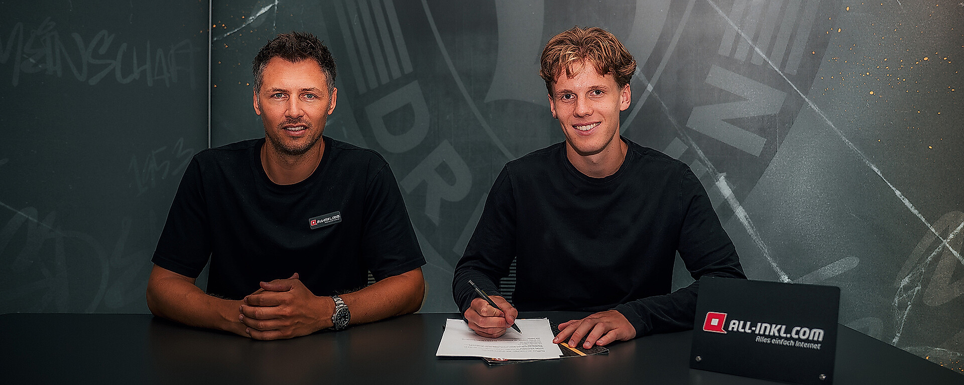 Sören Gonther und Till Neininger bei der Vertragsunterschrift.