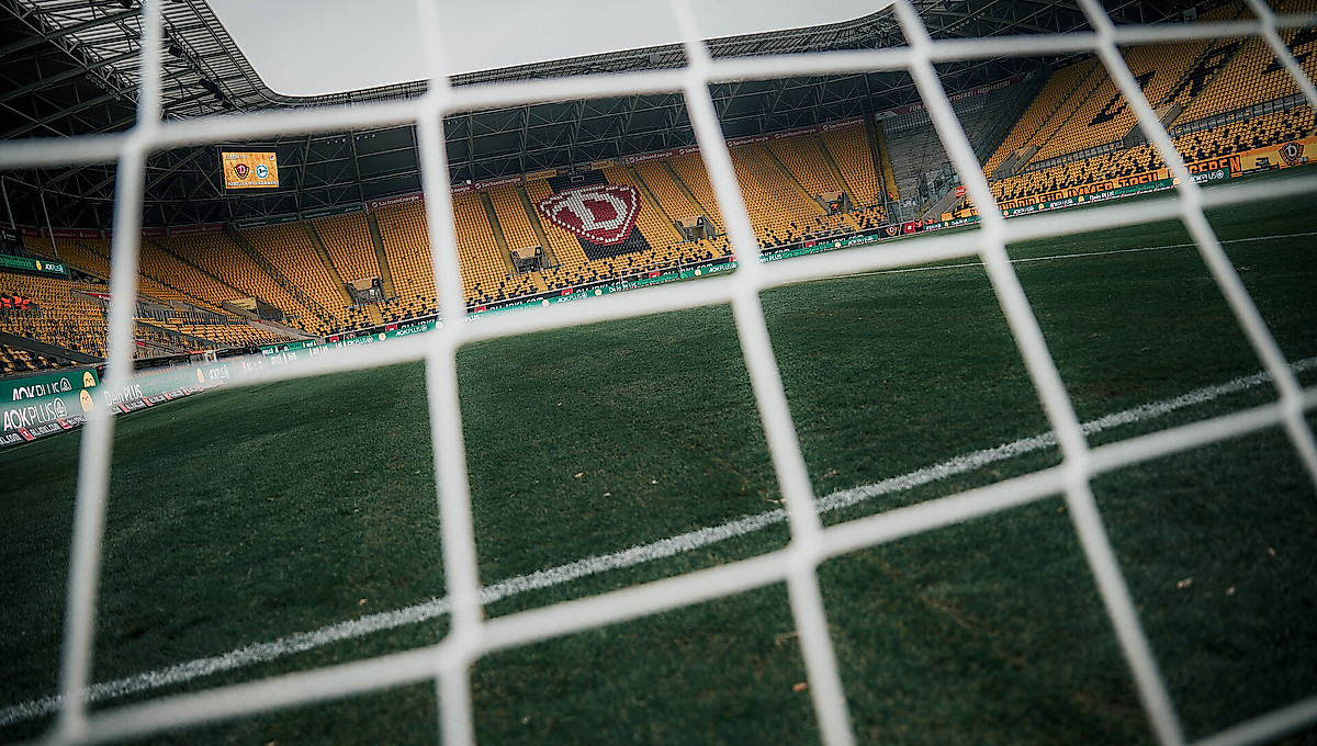 Der Blick aus dem Tor auf die Tribüne des Rudolf-Harbig-Stadions.