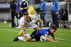 In dieser Situation weiß sich Ondrej Petrak nur mit einem Foul zu helfen.