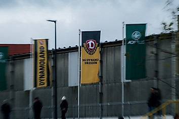 Die Fahnenmasten in der AOK PLUS Walter-Fritzsch-Akademie.