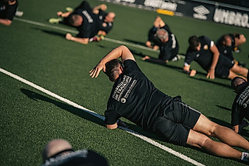 Ein Mensch beim Sport. Er macht einen Seitstütz.