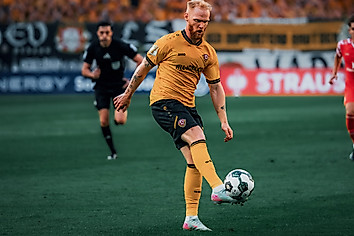 Nils Fröling im Heimtrikot mit dem Ball am Fuß.