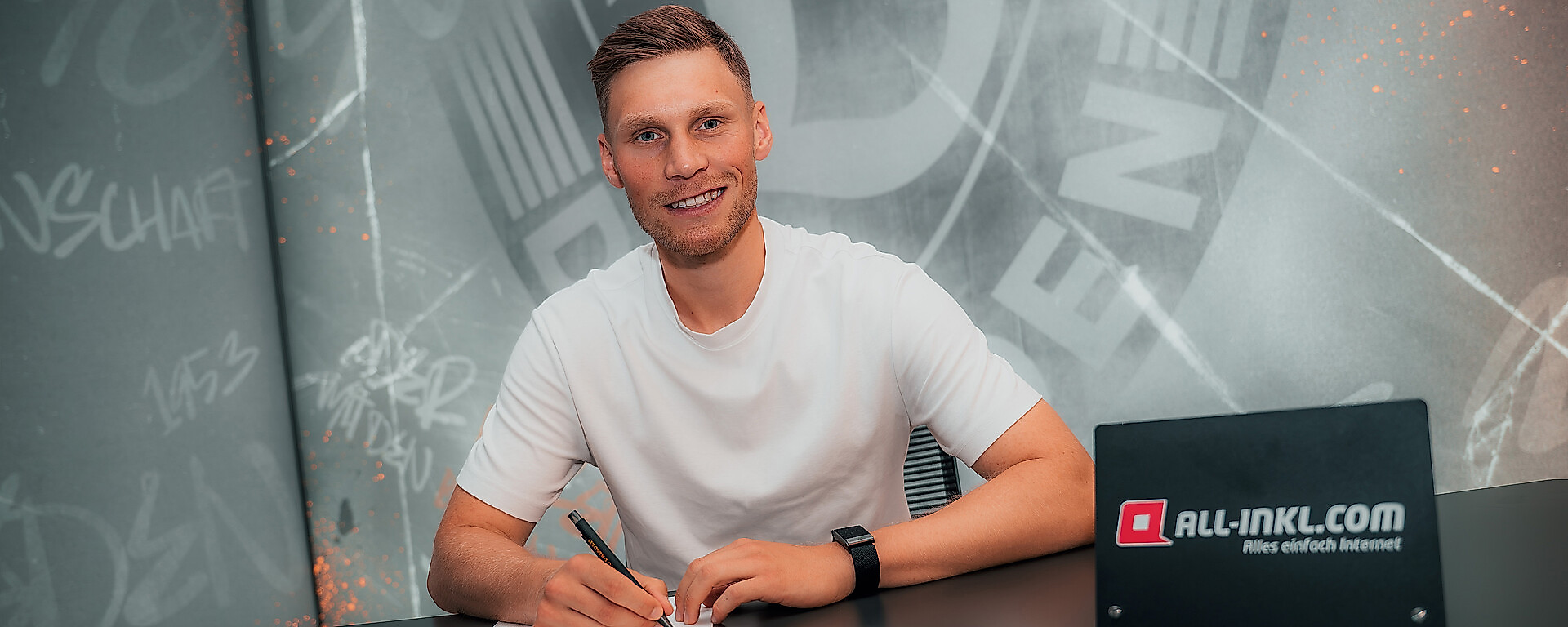 Jonas Sterner bei der Vertragsunterschrift.