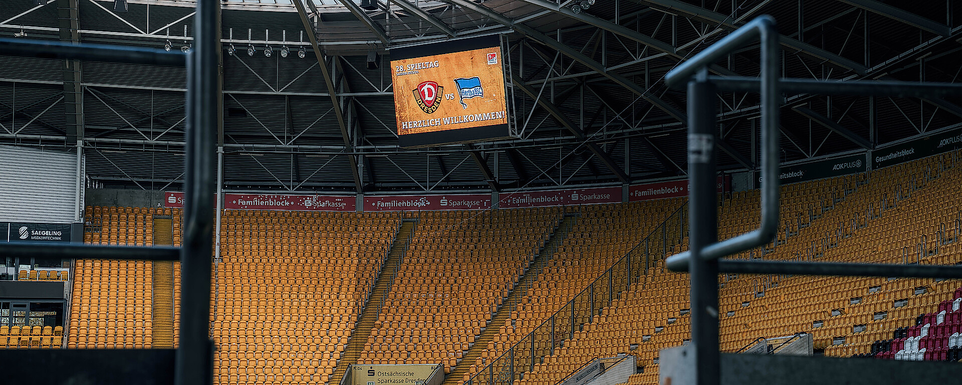 Blick ins Rudolf-Harbig-Stadion auf die Anzeigetafel.