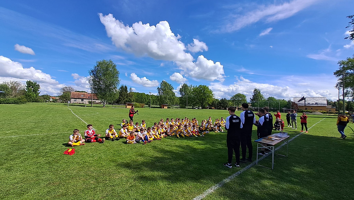 Kinder auf einem Fußballrasen