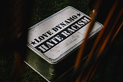 Eine Schuhkiste in der Kabine mit der Aufschrift "Love Dynamo - Hate Racsism"