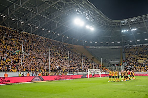 Die Mannschaft feiert mit dem "12. Mann" nach dem Abpfiff. | Foto: Dennis Hetzschold