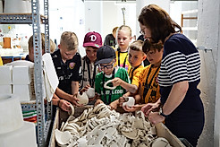 Kinder bei einer Führung in der Porzellanmanufaktur MEISSEN