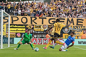 Peniel Mlapa setzt sich gegen Darmstadt-Kapitän Sulu durch.