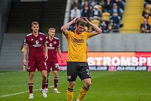 Christopher Daferner gelingt es mit seinen Teamkollegen nicht, die Überlegenheit der SGD in Zählbares umzumünzen. | Foto: Dennis Hetzschold