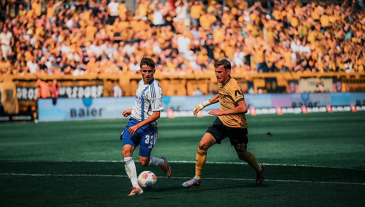 Christoph Daferner im Zweikampf mit einem Spieler des FC Schalke 04.