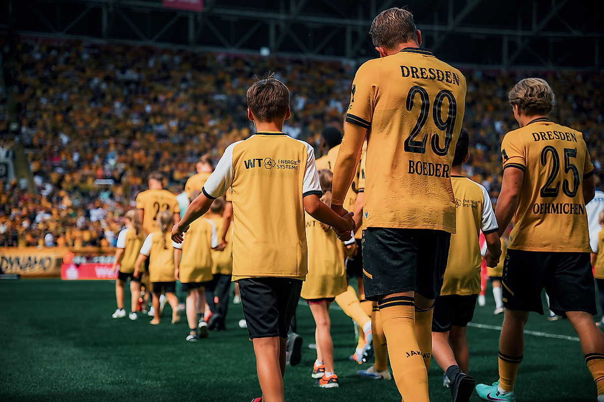 Ein Einlaufkind neben Lukas Boeder.