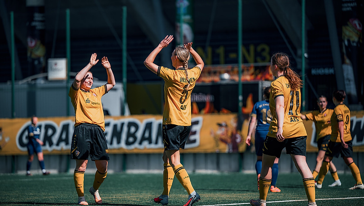 Die Spielerinnen der SGD klatschen auf dem Platz ab.
