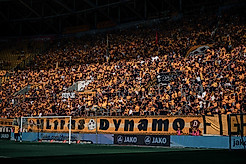 Der gefüllte K-Block im Rudolf-Harbig-Stadion.
