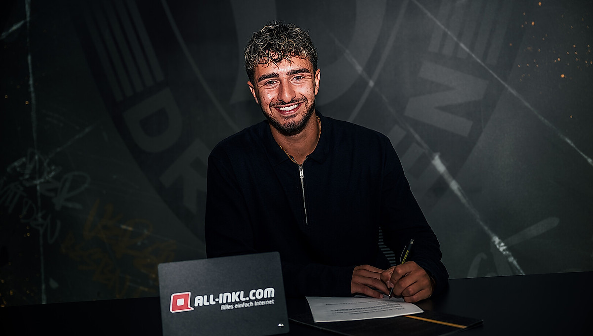 Kaan Inanoglu bei der Vertragsunterschrift.