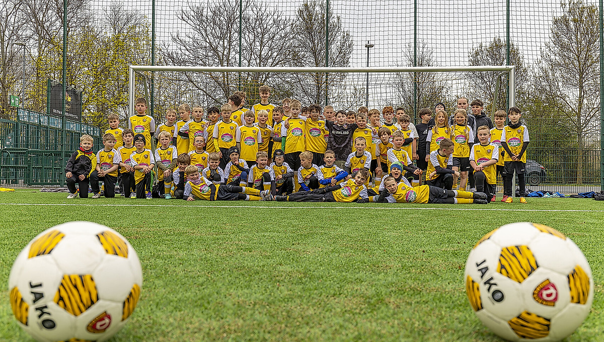 Eine Gruppe Kinder in einem Fußballtor