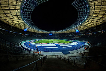 Ein Blick von den Rängen ins Olympiastadion Berlin.