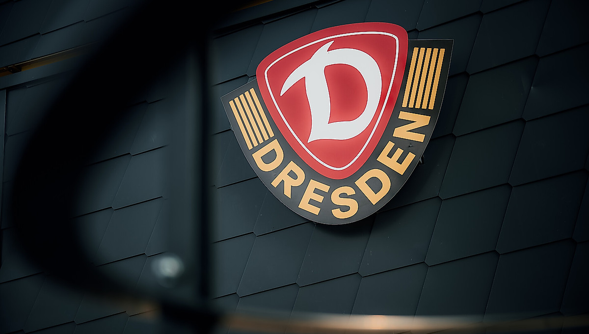 Das Wappen der SG Dynamo Dresden an der Hauswand der AOK PLUS Walter-Fritzsch-Akademie.