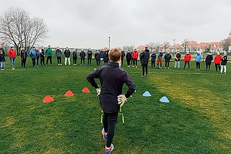 Ein Torhüter der Dresdner NWA beim Fortbildungstraining vor den Trainern im Sportpark Ostra.