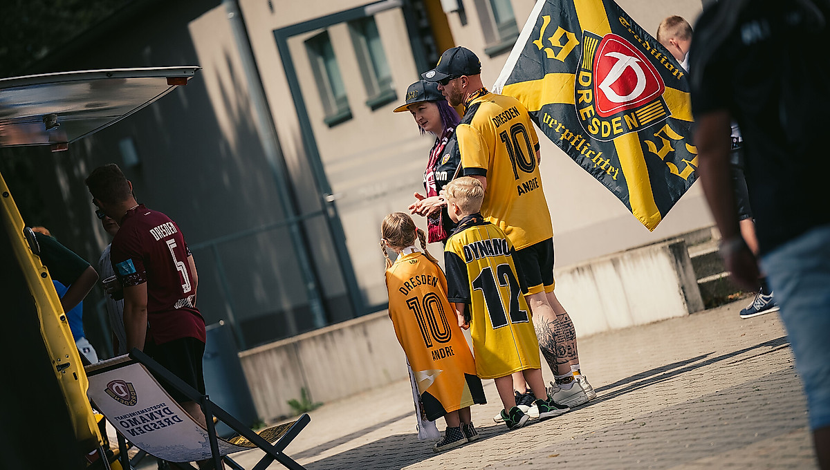 Eine Familie in Fankleidung der SGD auf dem Weg zum Spiel von Dynamo Dresden.