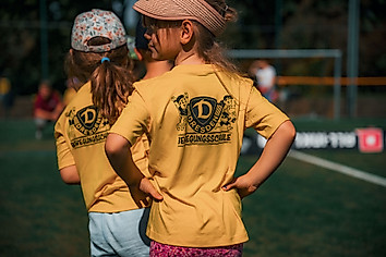 Ein Mädchen mit dem T-Shirt der dynamischen Bewegungsschule