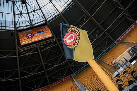 Die Eckfahne im Rudolf-Harbig-Stadion.