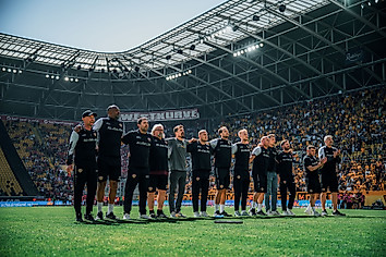 Das Trainerteam der SGD aus der Saison 2025/26 vor dem K-Block im Stadion.
