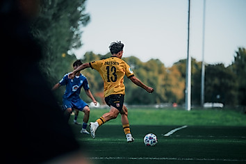 Ein Spieler der U19 beim Torschuss im Spiel gegen Magdeburg.