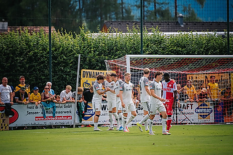 Die Spieler der SGD beim Torjubel im Testspiel gegen Graz.