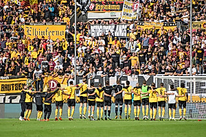 Mannschaft und Fans feiern den Heimsieg