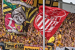 Dynamo-Fans und Anhänger des FSV Zwickau im Stimmungsblock