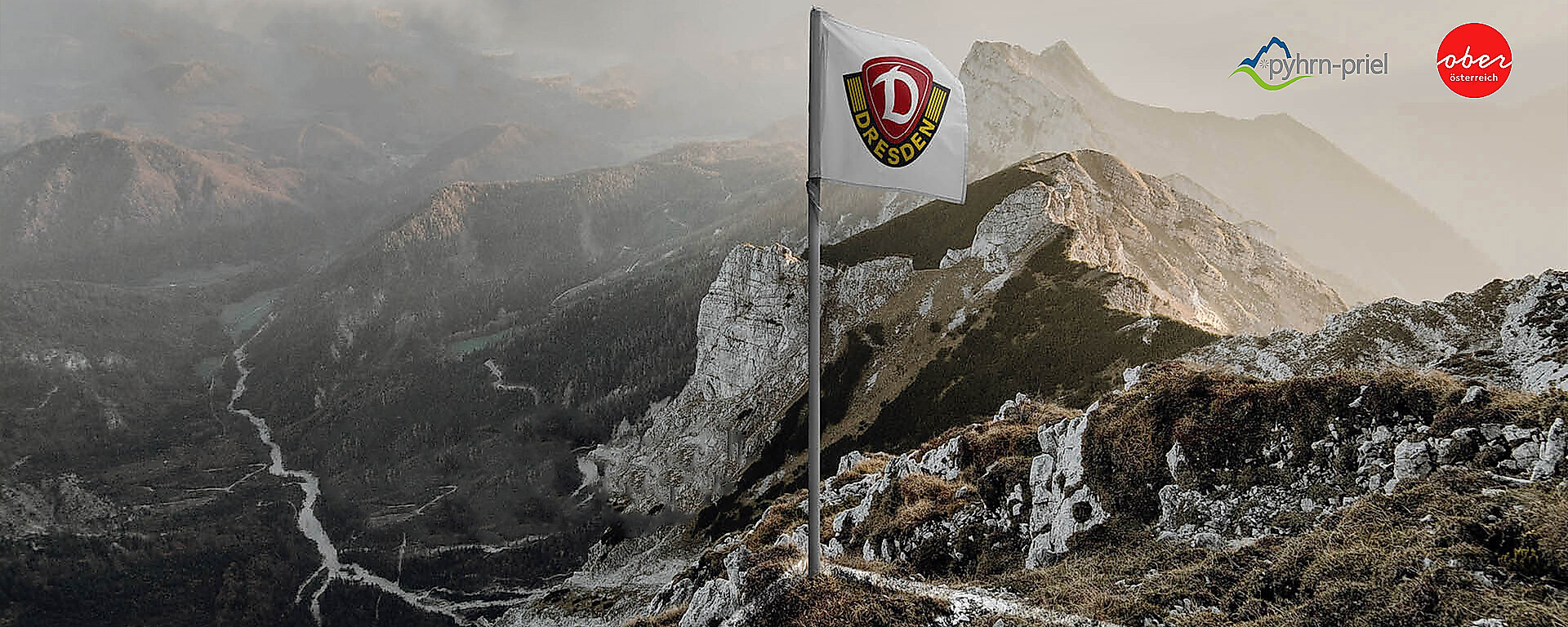Eine Fotomontage einer Dynamo-Eckfahne in den Alpen.