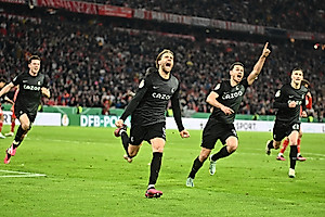 April: Etwas besser läuft es im DFB-Pokal – und wie: Mit seinem Last-Minute-Elfmeter schießt Lucas Höler den SC Freiburg ins Halbfinale.