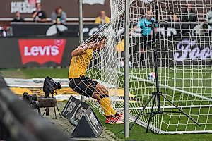 Chris Löwe im Tornetz nach einer Rettungstat. | Foto: Dennis Hetzschold
