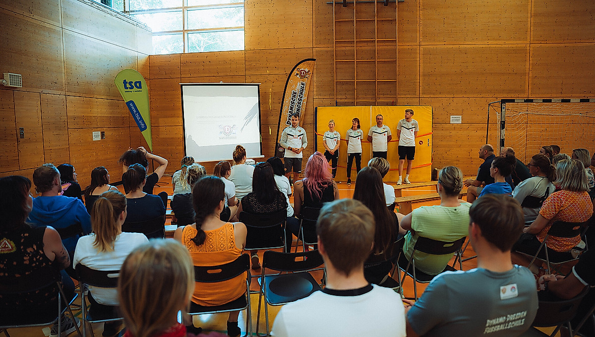 Pädagogische Fachkräfte in einer Turnhalle bei einer Weiterbildung.