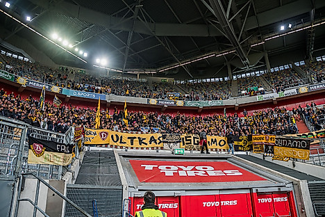 Dynamofans in der Merkur-Spiel-Arena Düsseldorf
